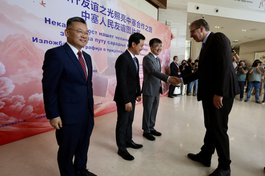 Vučić na otvaranju izložbe fotografija Sinhue o prijateljstvu Srbije i Kine