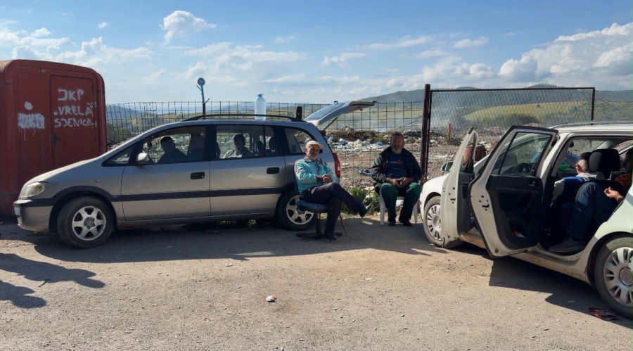 Neprospavana i teška noć za meštane: Telima čuvaju deponiju Goveđak, sa druge strane Sjenica se guši u smeću