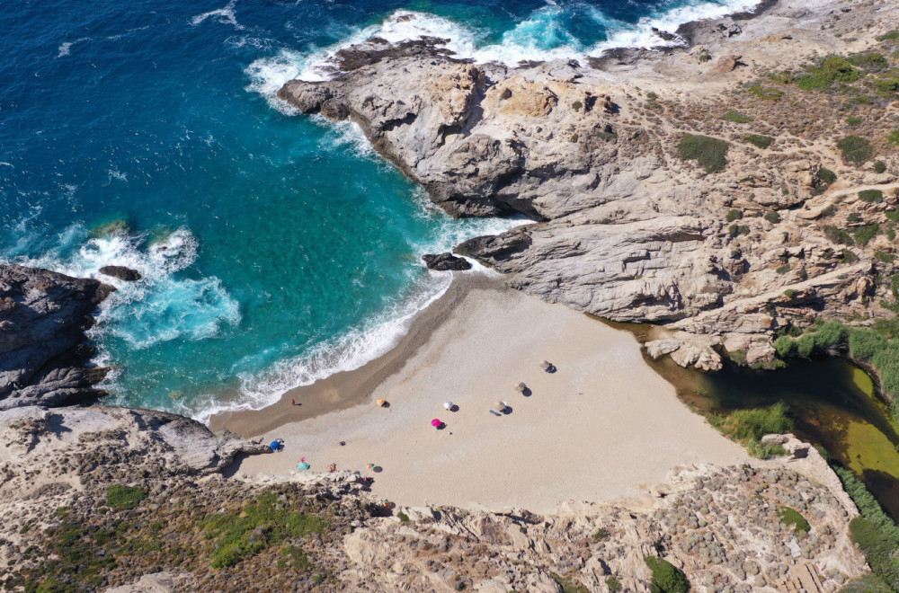 Ovo je najopasnija plaža u Grčkoj: Raj na prvi pogled, a pakao u vodi FOTO