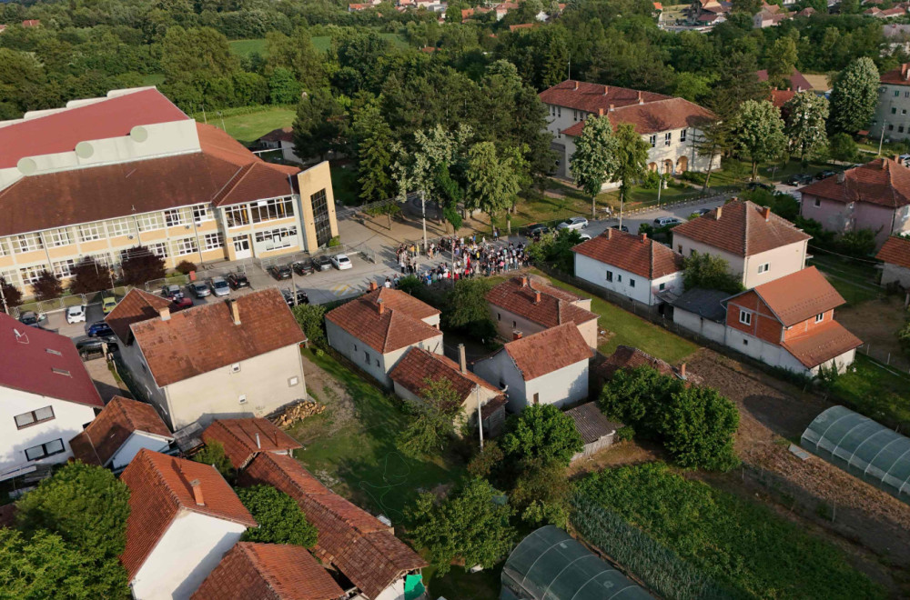 Veliki broj meštana na protestu ispred škole u Mrčajevcima - puna podrška dečaku koji je pretrpeo nasilje