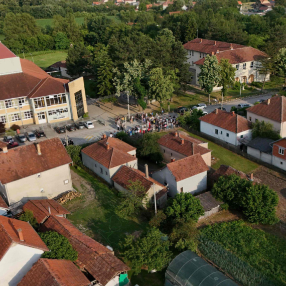 Veliki broj meštana na protestu ispred škole u Mrčajevcima - puna podrška dečaku koji je pretrpeo nasilje
