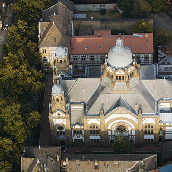 Restaurira se krov sinagoge u Novom Sadu: Jedna od najlepših novosadskih zgrada zasijaće u punom sjaju