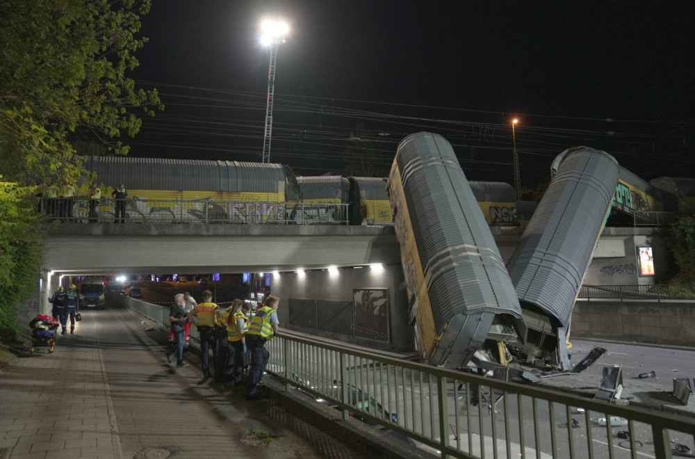 Katastrofa u Nemačkoj: Voz iskočio iz šina, vagoni pali sa mosta; Ima povređenih FOTO