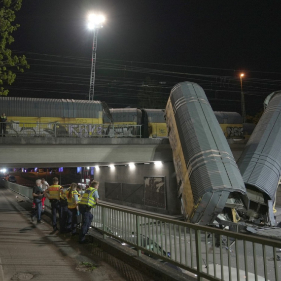 Katastrofa u Nemačkoj: Voz iskočio iz šina, vagoni pali sa mosta; Ima povređenih FOTO