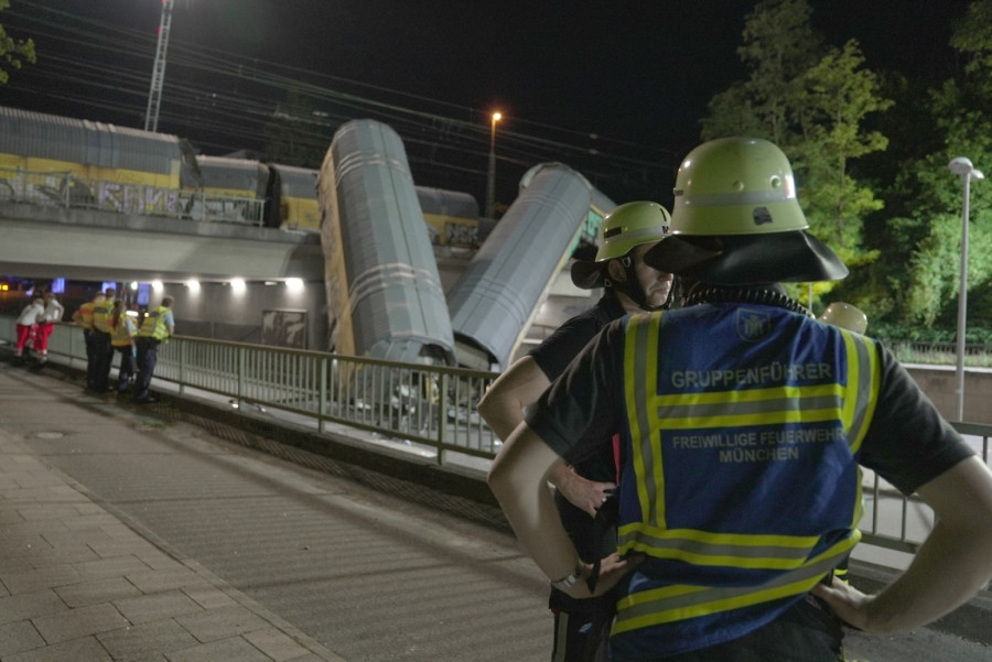 Katastrofa u Nemačkoj: Voz iskočio iz šina, vagoni pali sa mosta; Ima povređenih FOTO