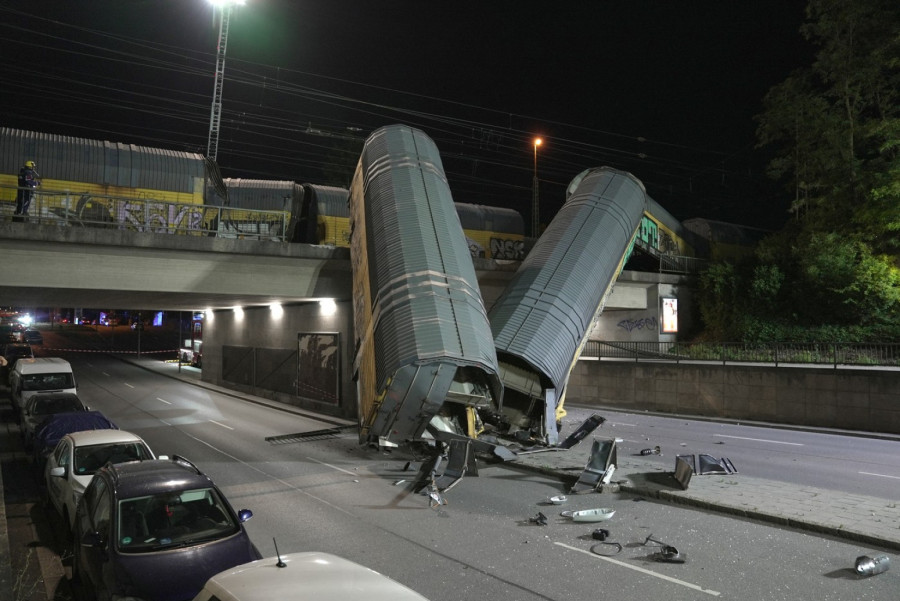 Katastrofa u Nemačkoj: Voz iskočio iz šina, vagoni pali sa mosta; Ima povređenih FOTO