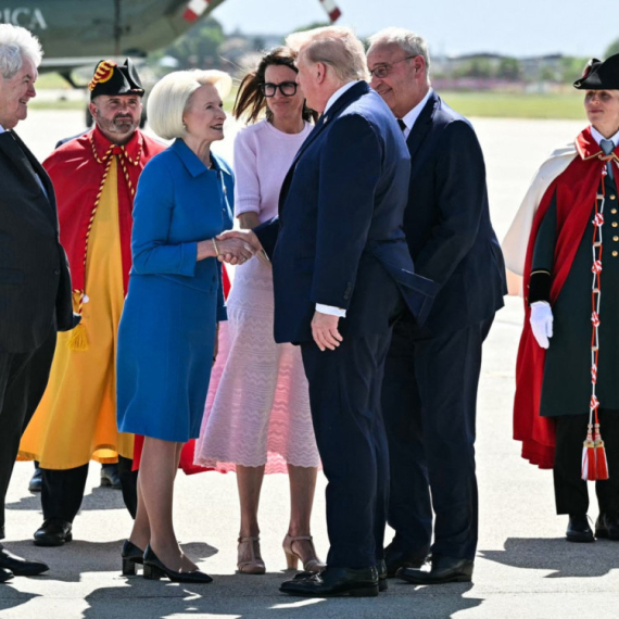 Ambasadorku SAD sprdaju zbog frizure: "To mi treba da spasim vezu" FOTO/VIDEO