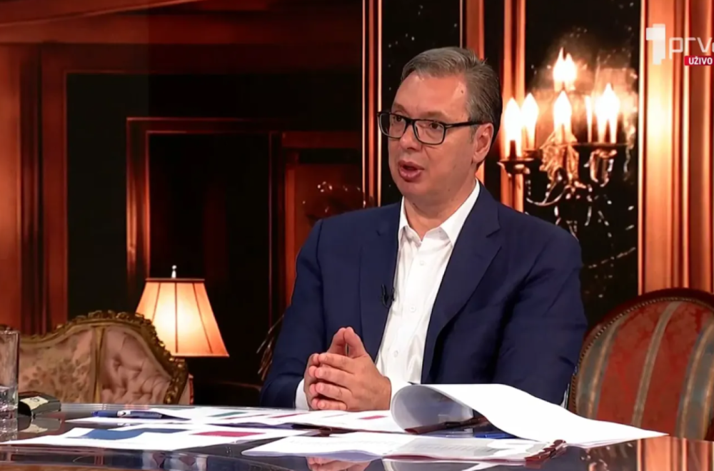 Vučić pokazao datum na dokumentu i razbio opravdanje da su "zvučni top" pominjali za skup na Autokomandi