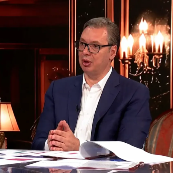 Vučić pokazao datum na dokumentu i razbio opravdanje da su "zvučni top" pominjali za skup na Autokomandi