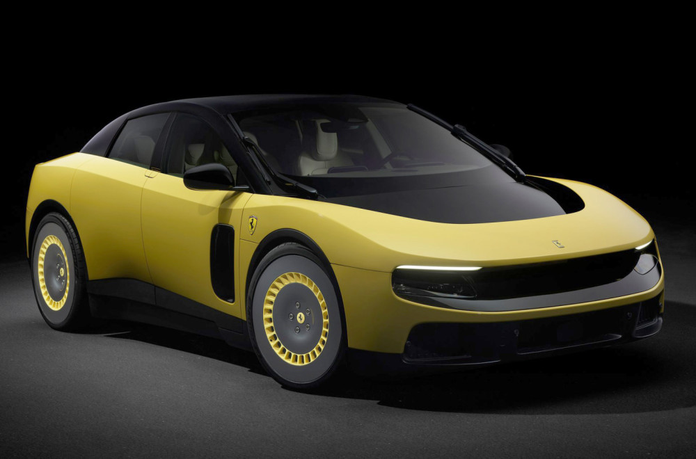 Šef marketinga Ferrarija brani omraženi model FOTO