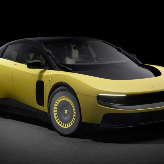 Šef marketinga Ferrarija brani omraženi model FOTO