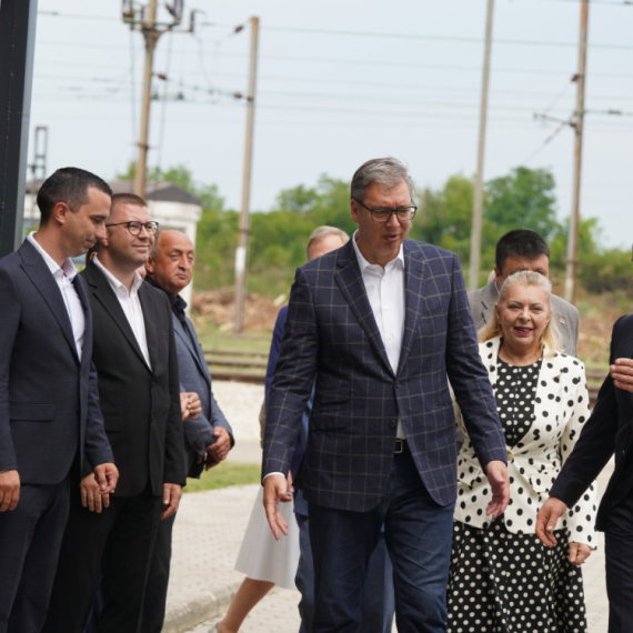 Vučić iz Makiša: "Dispečerski centar služi za veću sigurnost"; "Nadgleda se hiljade kilometara pruge"