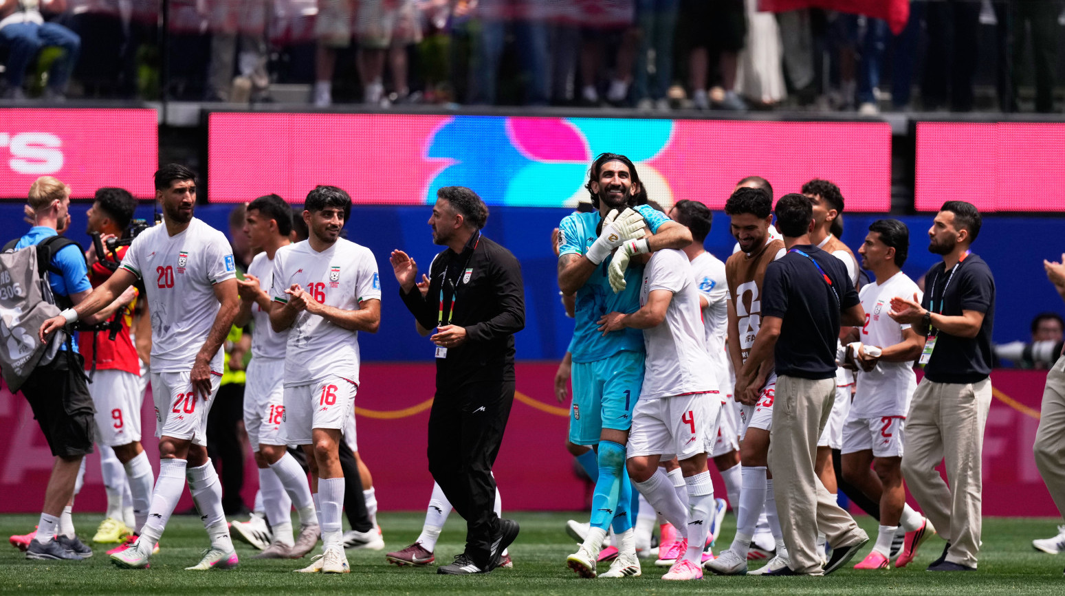 Iranci u svlačionici ostavili poruku Amerikancima: "Od drevne Persije..." FOTO
