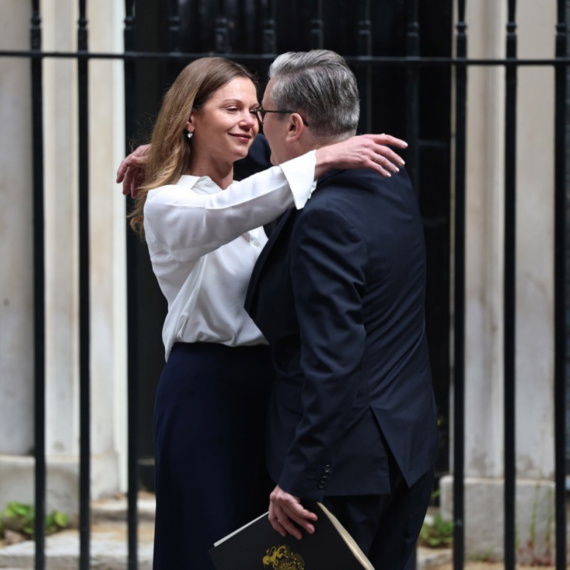 Prvi kontakt su započeli "svađom": Ko je supruga britanskog premijera koji je dao ostavku? FOTO