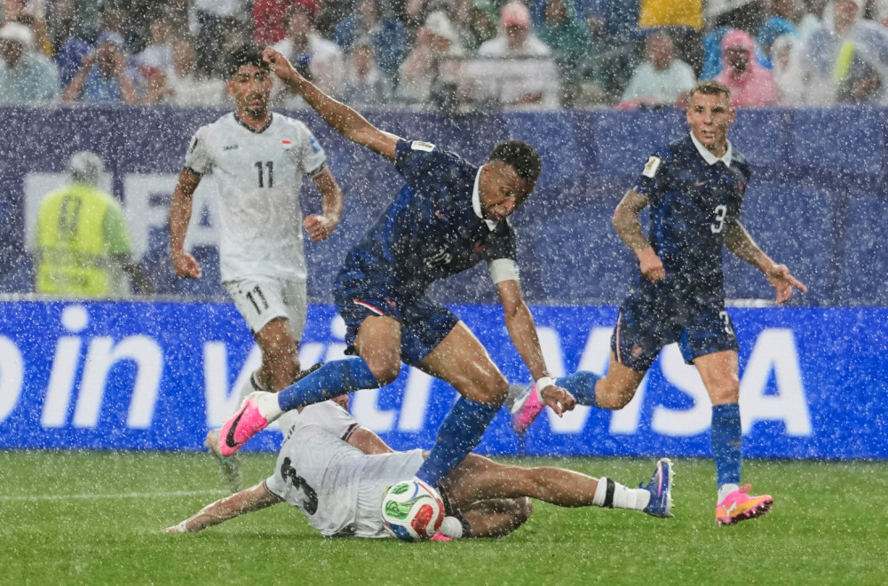 Pljušti kiša u Filadelfiji – sevnuo samo gol Mbapea