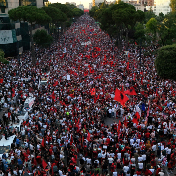 "Flamingo revolucija" u Albaniji; "Edi, odlazi..."