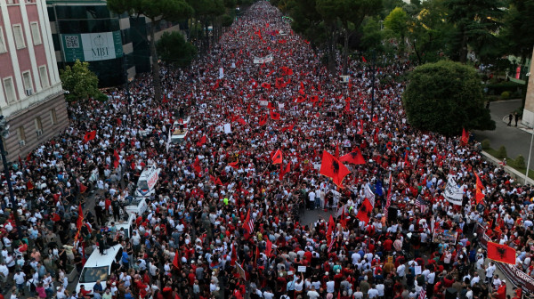 "Flamingo revolucija" u Albaniji; "Edi, odlazi..."