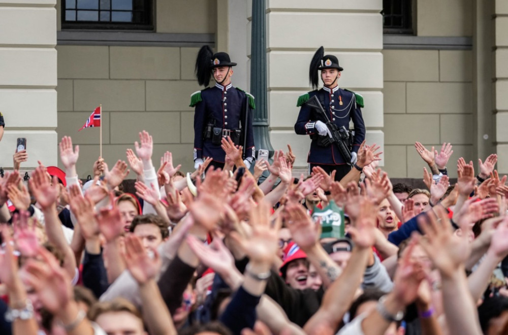 Ludilo u Oslu – norveški Vikinzi budili kralja i kraljicu FOTO
