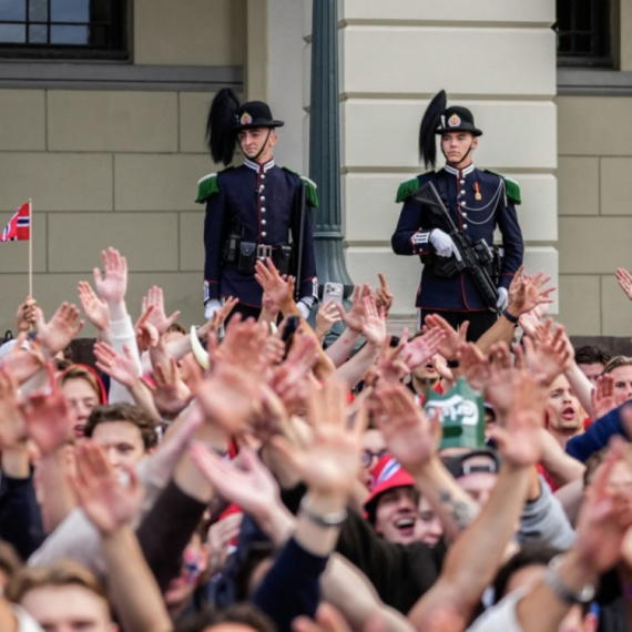 Ludilo u Oslu – norveški Vikinzi budili kralja i kraljicu FOTO