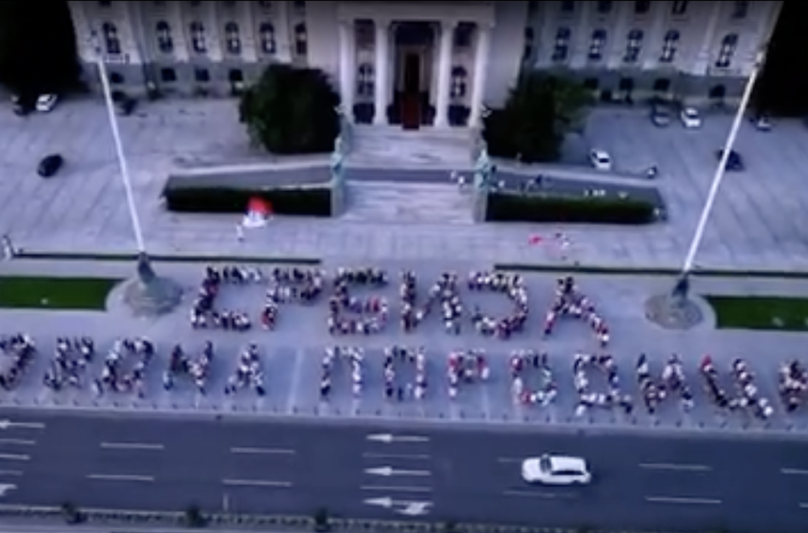 Dron zabeležio moćnu poruku ispred Skupštine: 27. juna nas očekuje spektakl