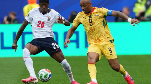 Englezi dave Ganu kao zmija žabu