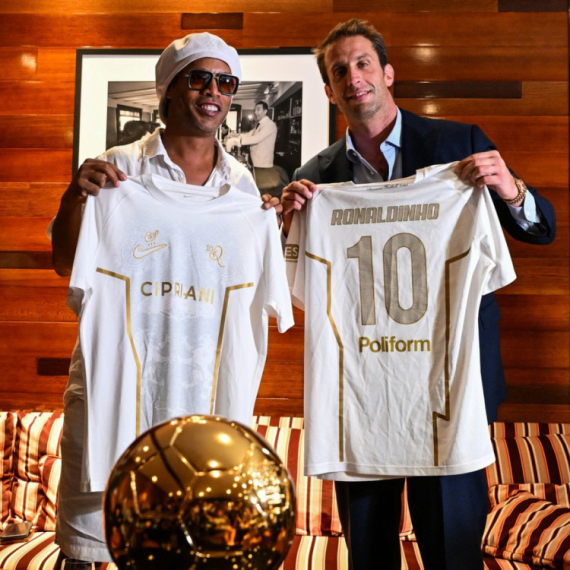Ronaldinjo se vratio fudbalu – bazilska legenda potpisala za Ravenu! VIDEO