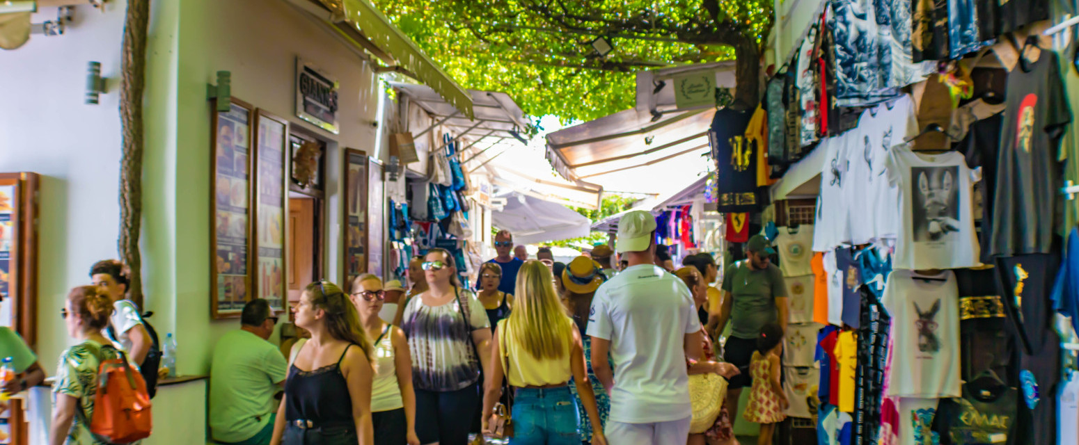 Haos na popularnom letovalištu: Turistkinja gola izašla među prolaznike, reagovale policija i hitna pomoć