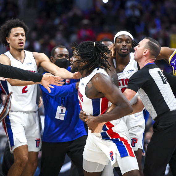 Pistonsi se rešili momka koji je jurio Lebrona po terenu da ga bije VIDEO