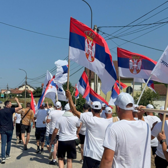 Jezive pretnje blokadera građanima koji pešače ka Beogradu FOTO
