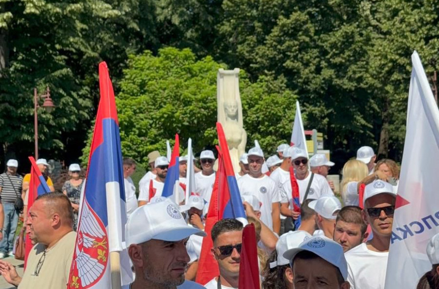 Blokaderi ne menjaju metode: Prete i vređaju građane koji pešače na skup u Beogradu FOTO