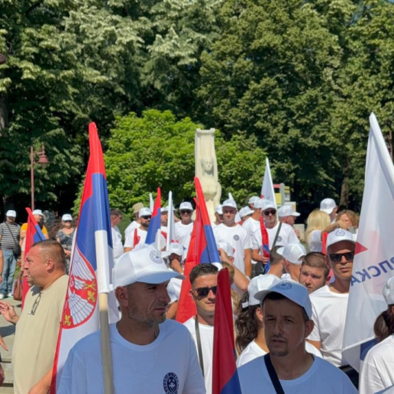 Blokaderi ne menjaju metode: Prete i vređaju građane koji pešače na skup u Beogradu FOTO