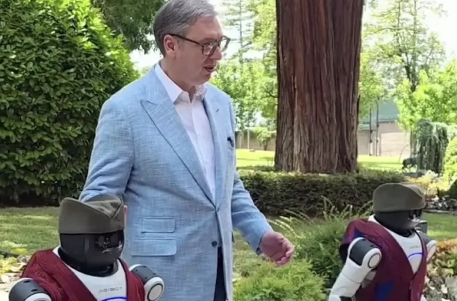 Vučić objavio šaljiv video sa robotima – Milutinom i Dragutinom: "Moravac? Roboti su bolji od mene, mnogo..."