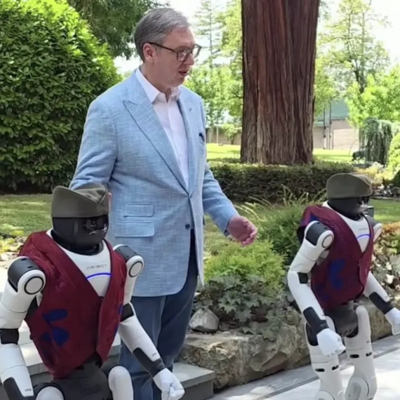 Vučić objavio šaljiv video sa robotima – Milutinom i Dragutinom: "Moravac? Roboti su bolji od mene, mnogo..."