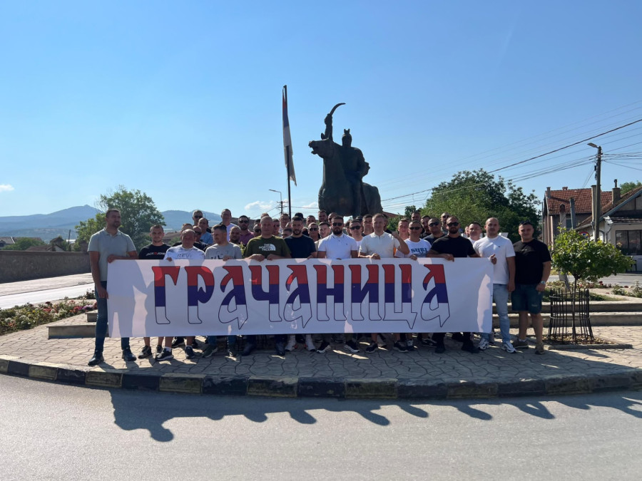 Više od 350 Srba sa KiM krenulo put Kraljeva da podrži Vučićevu politiku razvoja FOTO