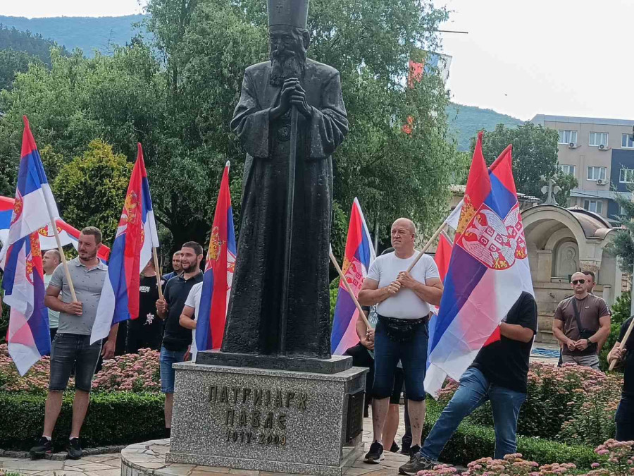 Više od 350 Srba sa KiM krenulo put Kraljeva da podrži Vučićevu politiku razvoja FOTO