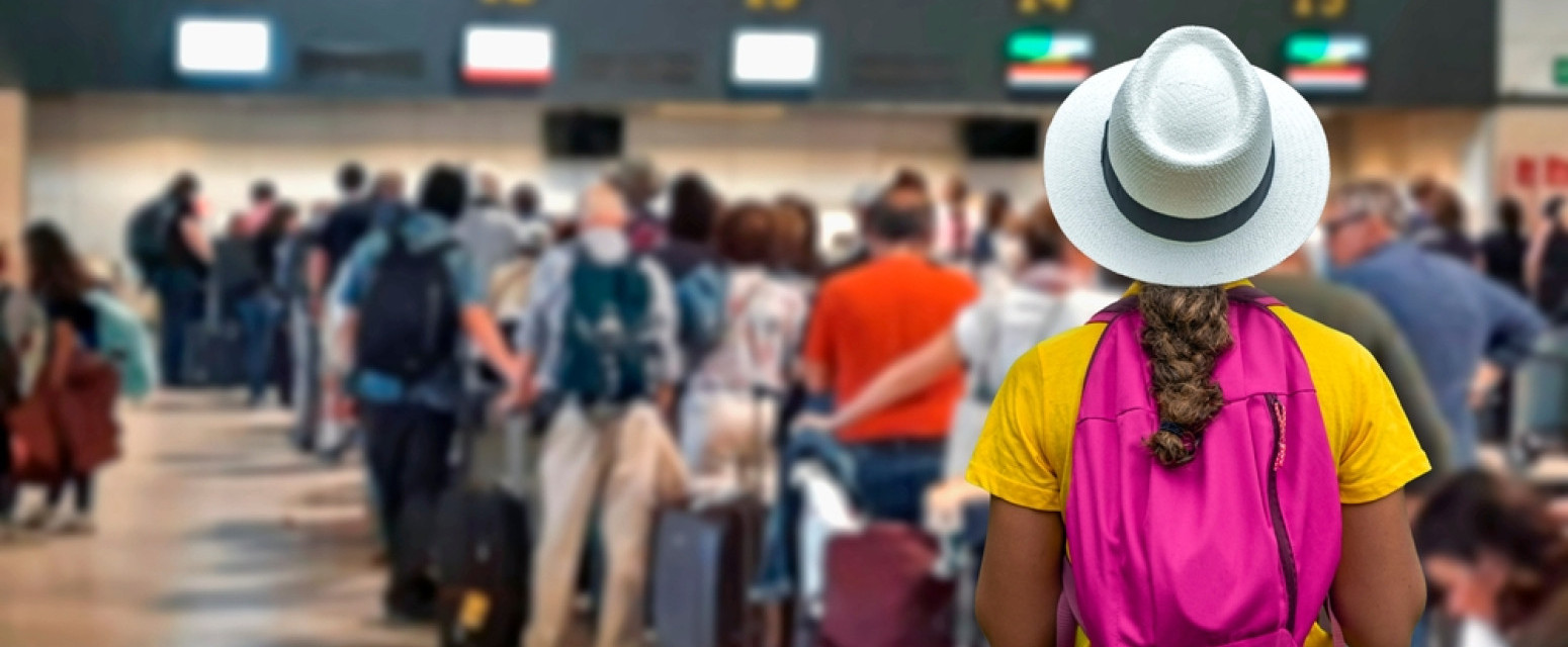 Influenserki zabranili ulazak u avion: "Rekli su mi da sam gola" VIDEO