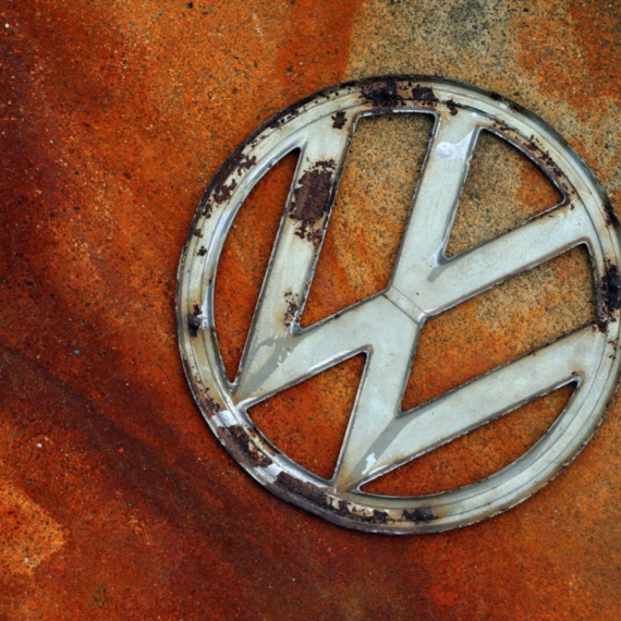 VW puca: Gasi fabrike, deli 100.000 otkaza, smanjuje investicije...
