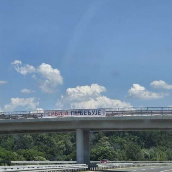 Širom Srbije osvanule trobojke; Građani poslali poruku: "Srbija pobeđuje"