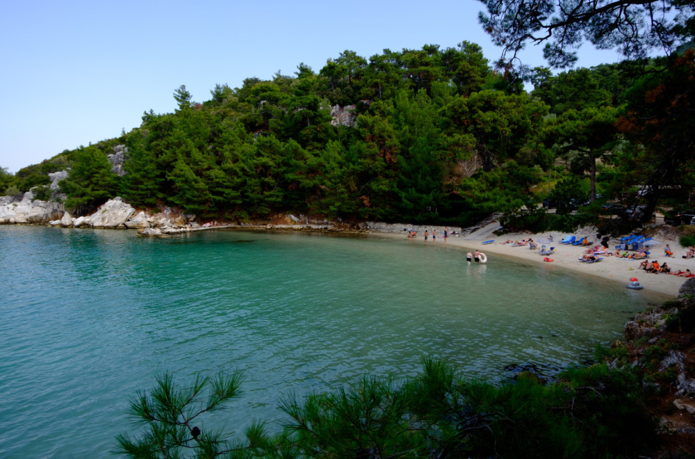 Nestvarna plaža na Tasosu ima prirodan hlad i kristalno čisto more: Turisti je obožavaju FOTO