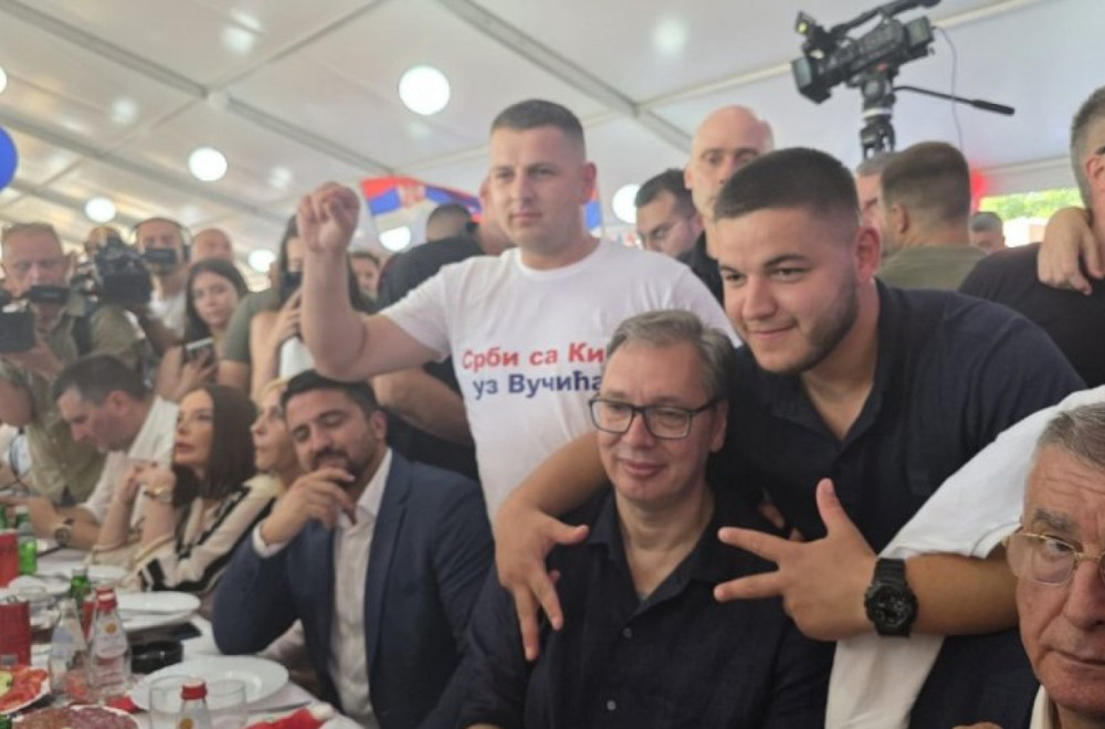 Vučić sa Srbima sa Kosova i Metohije: Tri prsta i poruka – "Srbi sa KiM su uz Vučića" FOTO