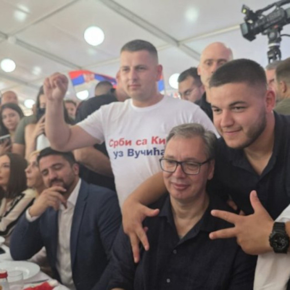 Vučić sa Srbima sa Kosova i Metohije: Tri prsta i poruka - "Srbi su uz Vučića" FOTO