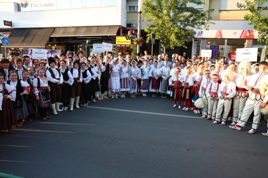 Mladi čuvari tradicije stigli u Kruševac: Otvoren kamp za decu dijaspore posvećen jeziku, običajima i istoriji