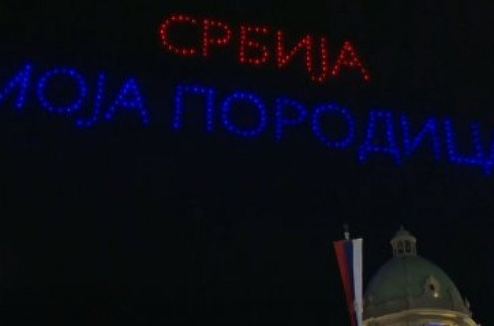 Dron šou ispred Skupštine; Moćna poruka iznad Beograda: "Srbija jedna porodica"