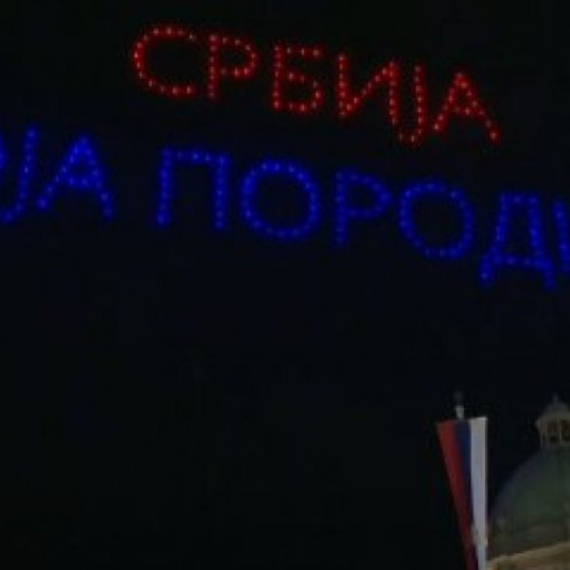 Dron šou ispred Skupštine; Moćna poruka iznad Beograda: "Srbija jedna porodica"