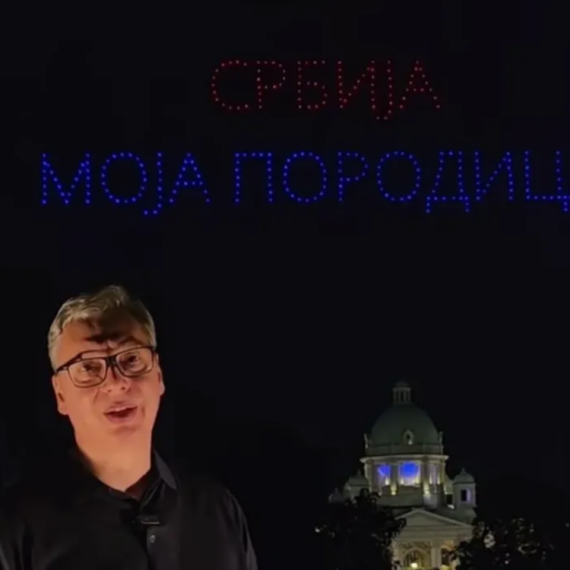 Dron šou ispred Skupštine; Moćna poruka iznad Beograda; Vučić: "Vidimo se sutra u 18h" VIDEO