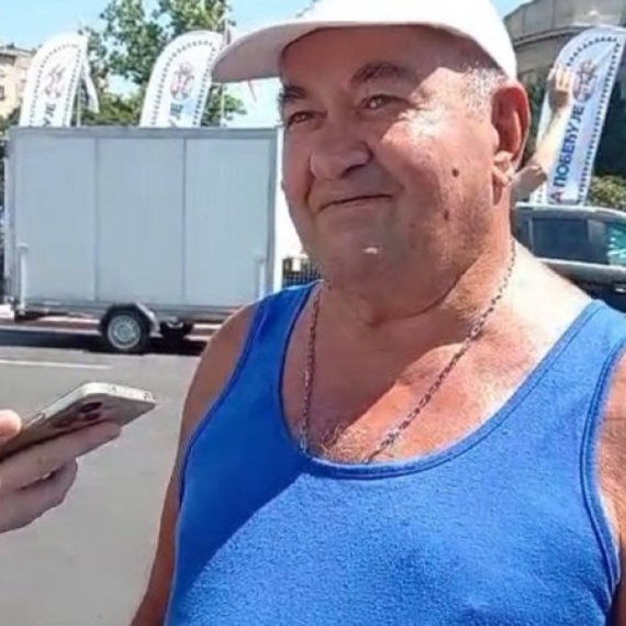 Kruševljanin došao na skup "Srbija jedna porodica": "Vučić je za 14 godina uradio ono što oni nisu za 70"