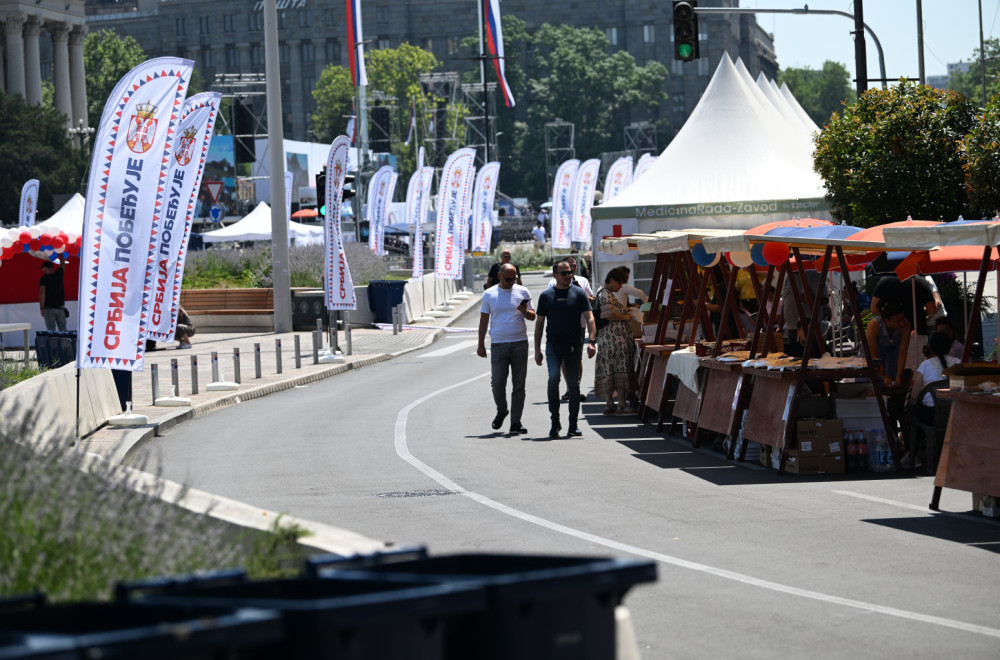 Glasačke kutije postavljene kao simbol "čoveka u centru politike"; Građani danas glasaju na skupu u Beogradu