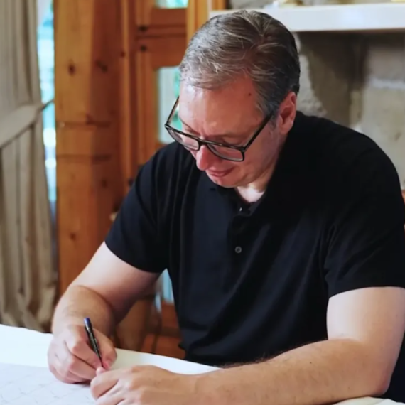 Vučić objavio novi video sa robotima: "Dobro došli u Beograd, da zajedno gradimo budućnost" VIDEO
