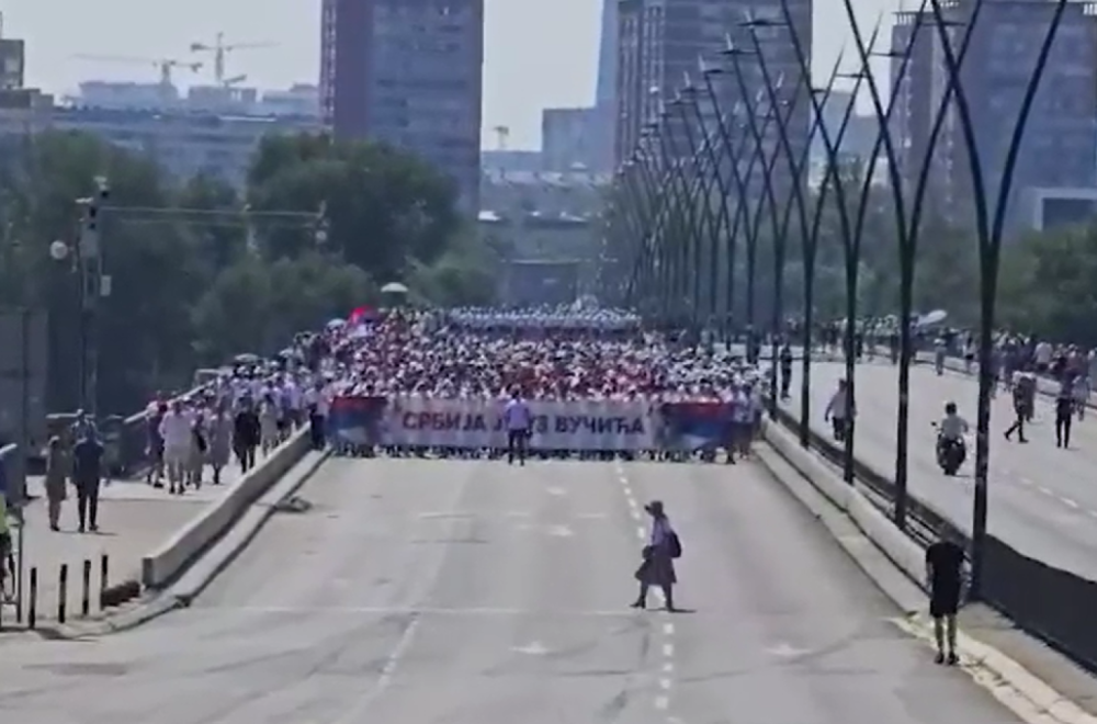 Veliki broj mladih prešao Brankov most i uputio se ka Skupštini – biće deo skupa "Srbija jedna porodica"