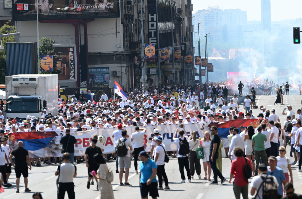 Divne scene, reke ljudi stižu u Beograd; Mladi uz Vučića i Srbiju; Bajkeri se okupili kod Palate Srbija FOTO